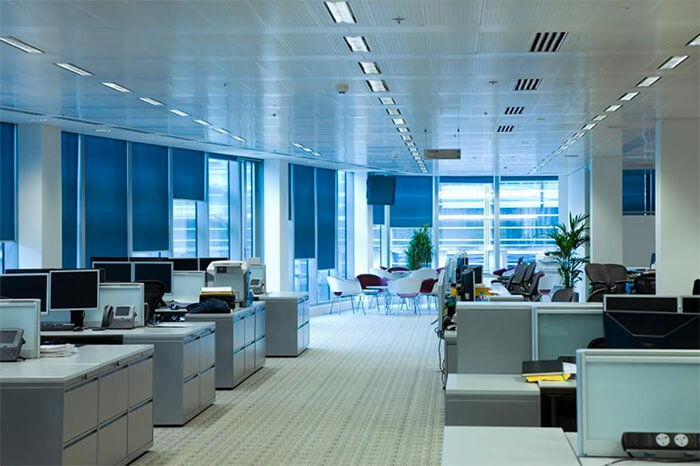 Một văn phòng công ty được sắp xếp, trưng bày nội thất gọn đẹp, sang trọng tôn lên cách làm việc có uy tín, hiệu quả.